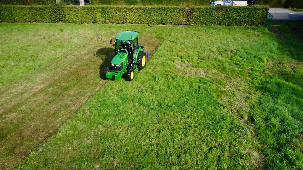 Großer Rasenmäher mäht eine weite Grünfläche