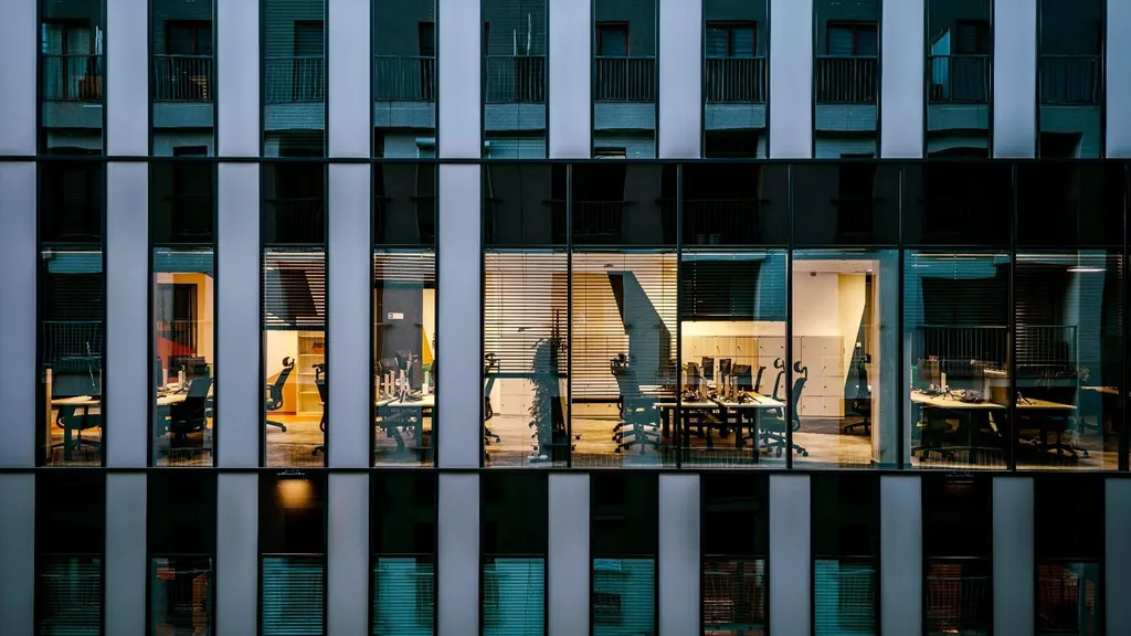 Beleuchtete Bürofassade am Abend
