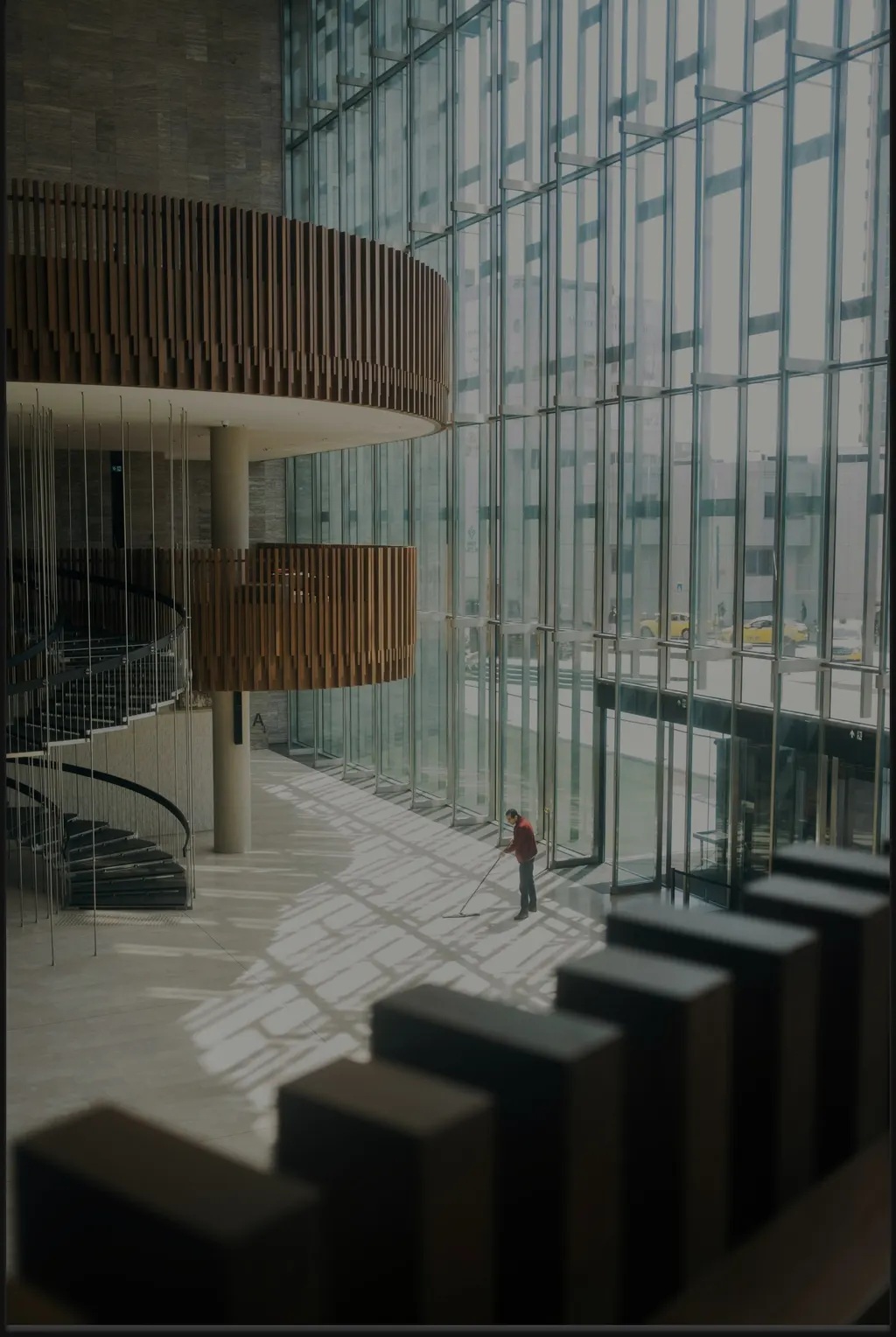 Lobby mit hoher Glasfront