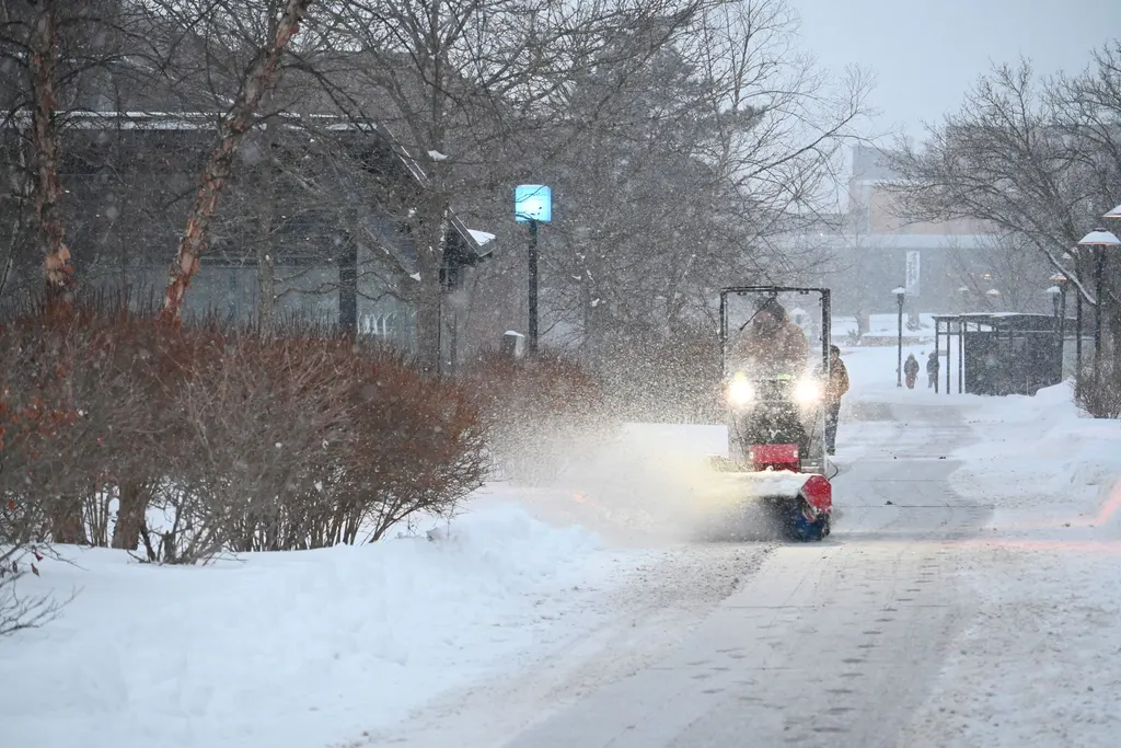 Räumfahrzeug auf einem verschneiten Weg